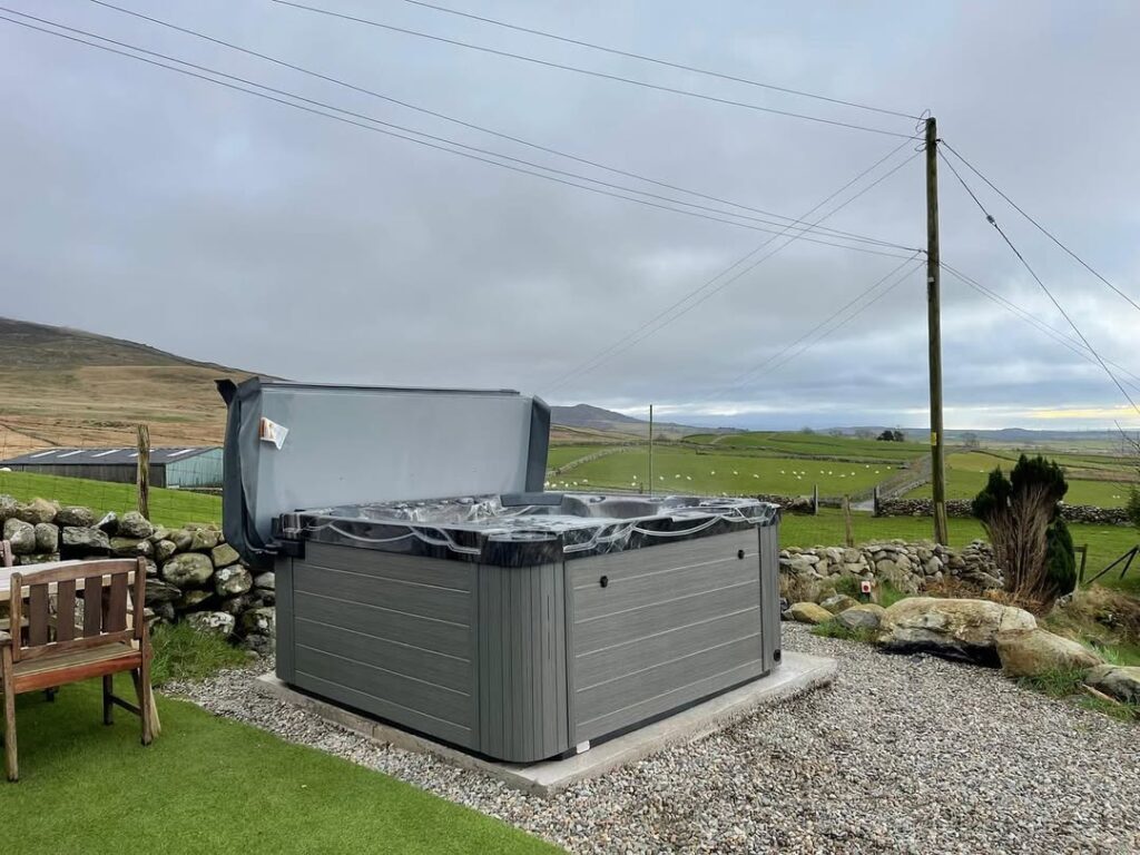 How to Effectively Clean Your Hot Tub 1